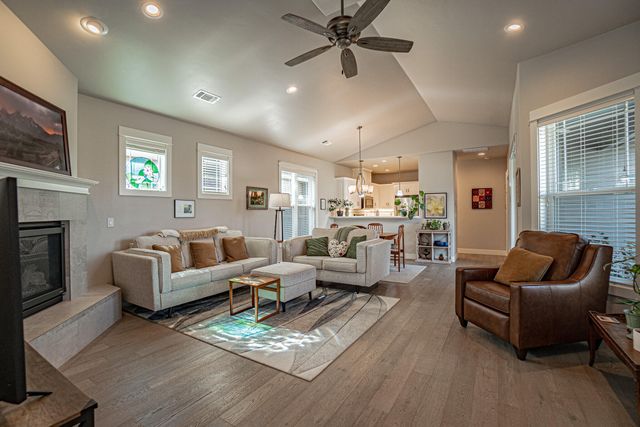 528 Waterbury Way, Medford, OR 97504