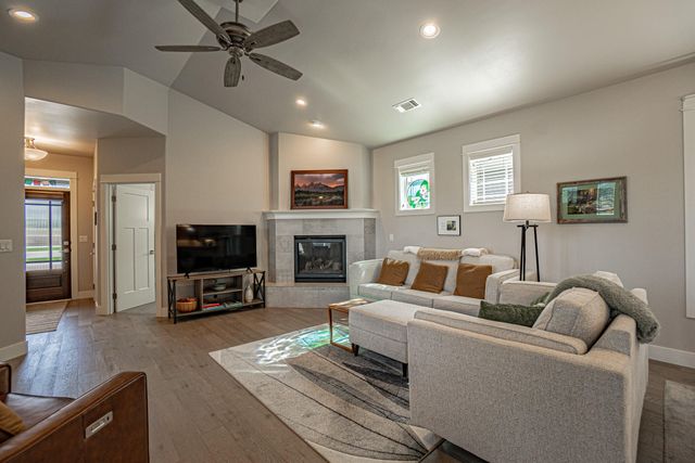 528 Waterbury Way, Medford, OR 97504