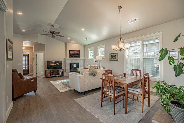 528 Waterbury Way, Medford, OR 97504