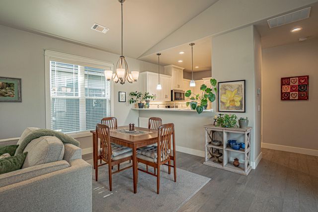 528 Waterbury Way, Medford, OR 97504