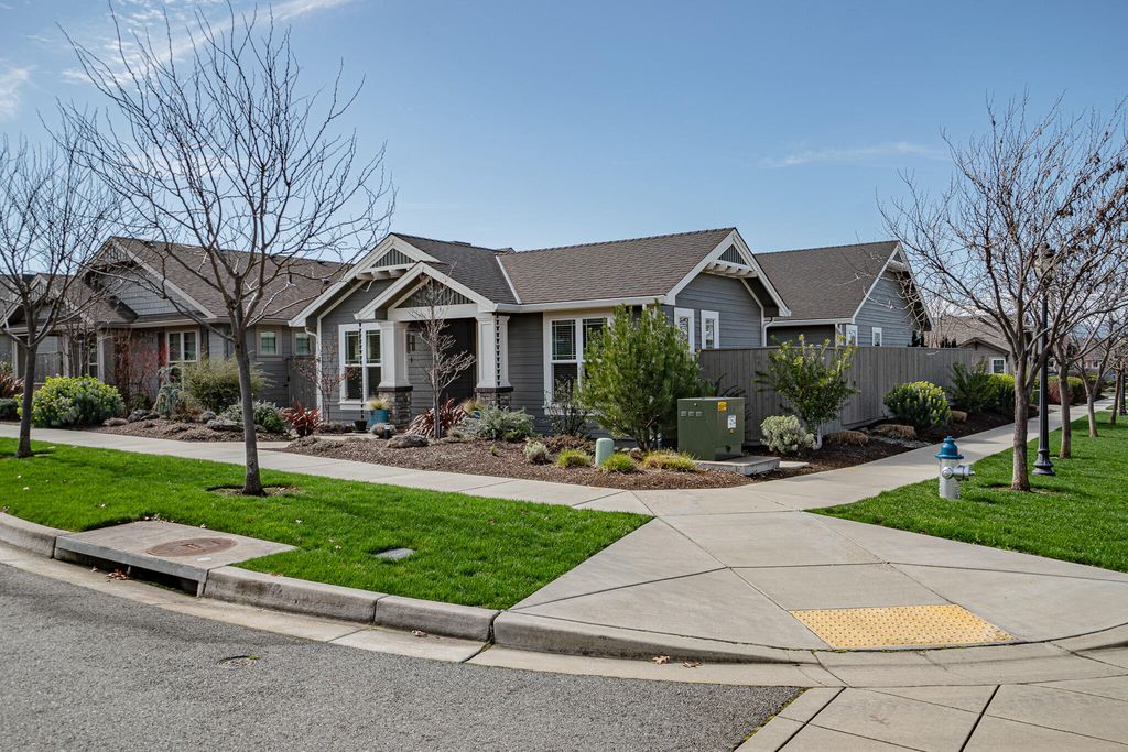 528 Waterbury Way, Medford, OR 97504