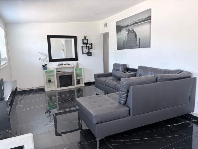 1304 WINDSOR WAY, Tampa, FL 33619