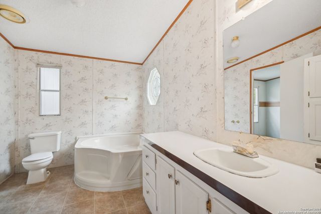 140 Lake Terrace Dr, Lakehills, TX 78063