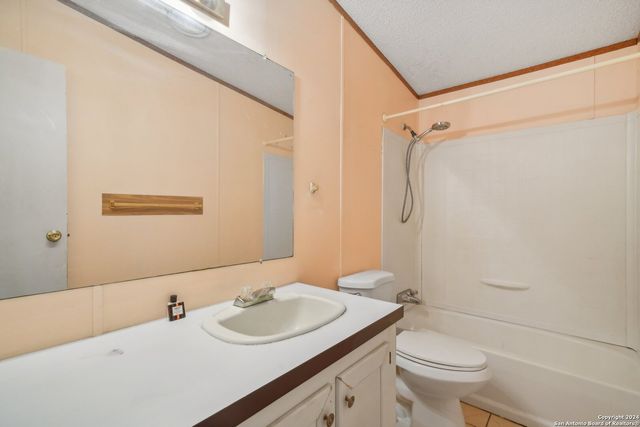 140 Lake Terrace Dr, Lakehills, TX 78063