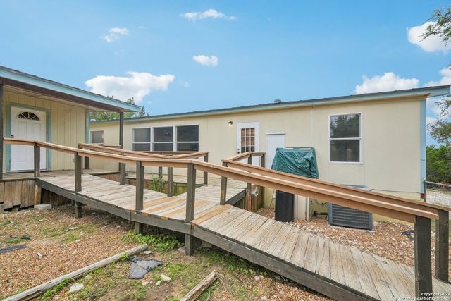 140 Lake Terrace Dr, Lakehills, TX 78063