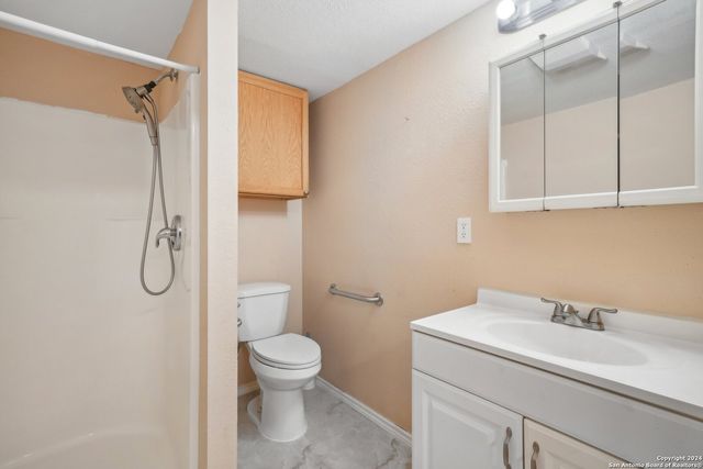 140 Lake Terrace Dr, Lakehills, TX 78063