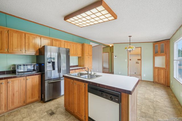 140 Lake Terrace Dr, Lakehills, TX 78063