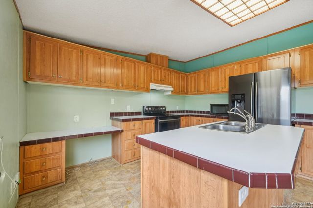 140 Lake Terrace Dr, Lakehills, TX 78063