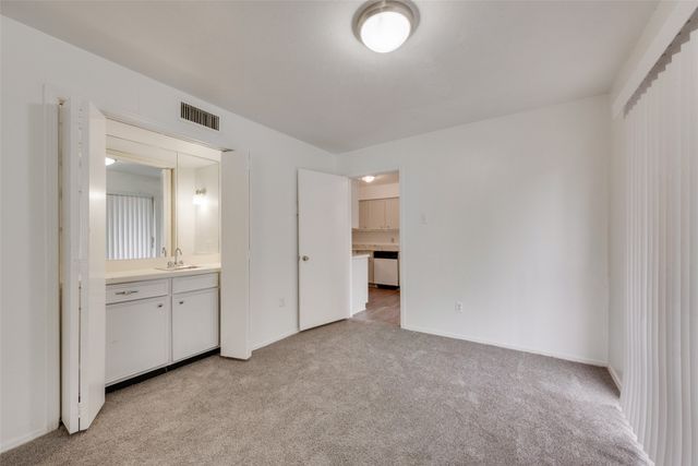 10552 High Hollows Drive 134, Dallas, TX 75230
