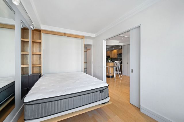 211 E OHIO Street 2106, Chicago, IL 60611