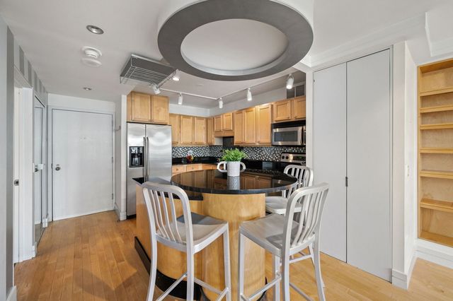 211 E OHIO Street 2106, Chicago, IL 60611