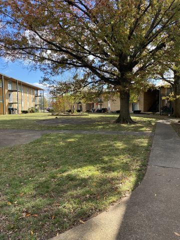 555 N DuPont Ave Apt B39, Madison, TN 37115
