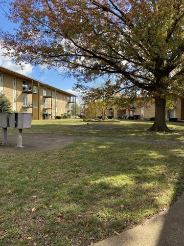 555 N DuPont Ave Apt B39, Madison, TN 37115