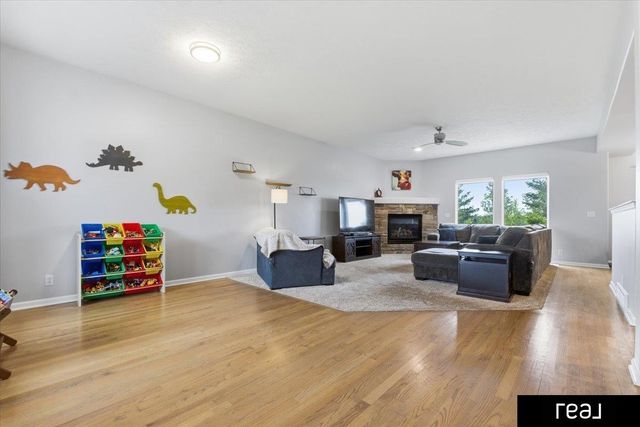 15676 King Street, Bennington, NE 68007