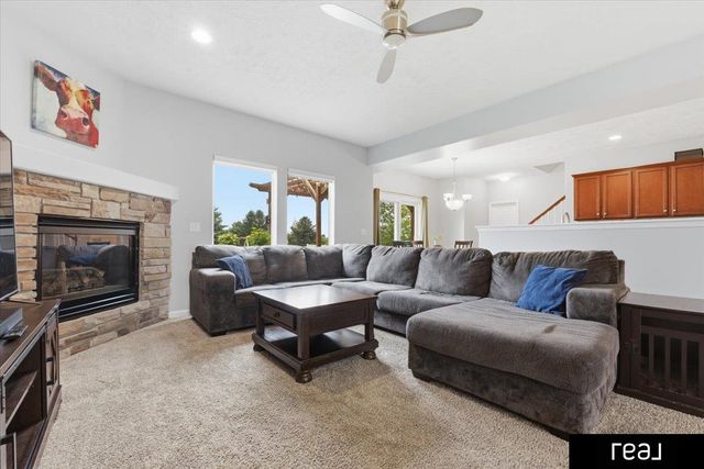 15676 King Street, Bennington, NE 68007