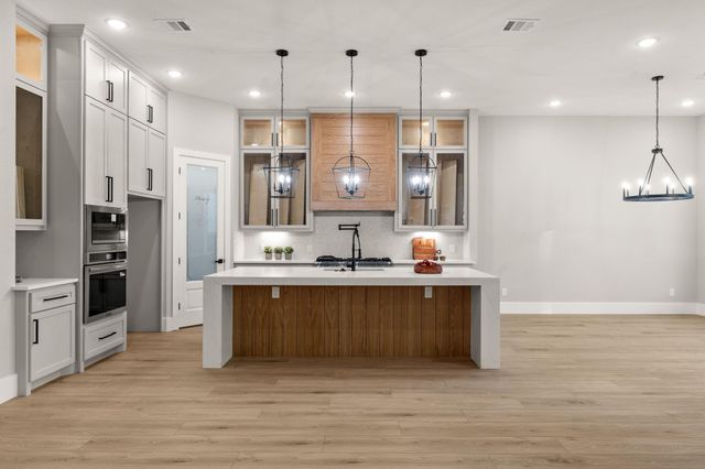 202 Victoria Court, Montgomery, TX 77356