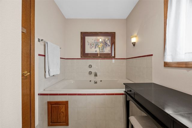 142 Red Fox Rd SE, Cedar Rapids, IA 52403