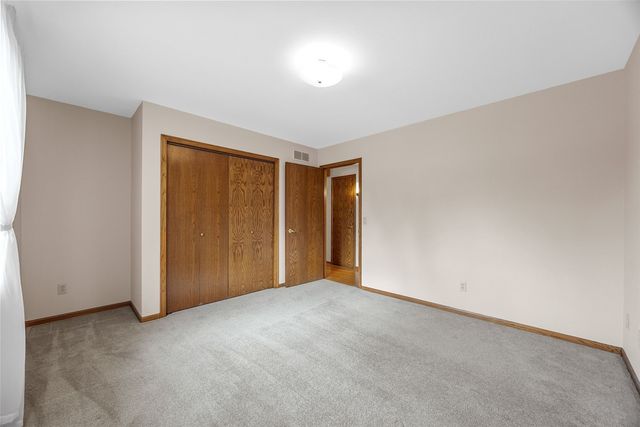 142 Red Fox Rd SE, Cedar Rapids, IA 52403