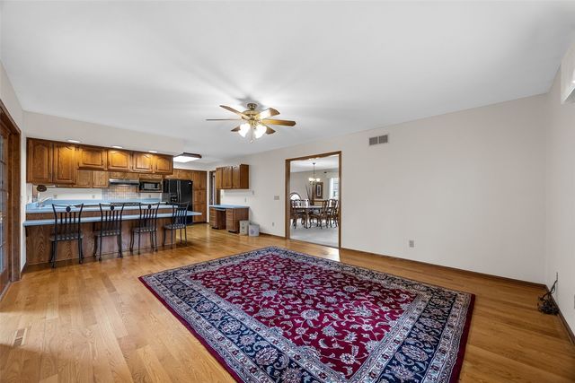 142 Red Fox Rd SE, Cedar Rapids, IA 52403