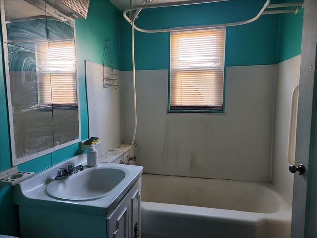 528 Carbon St, City Of But Ne, PA 16001