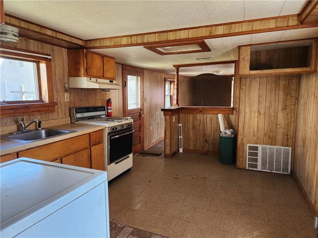 528 Carbon St, City Of But Ne, PA 16001