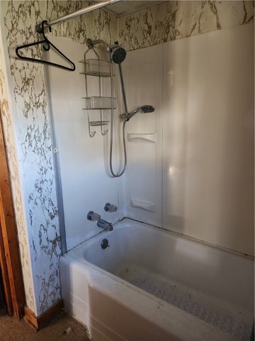 528 Carbon St, City Of But Ne, PA 16001