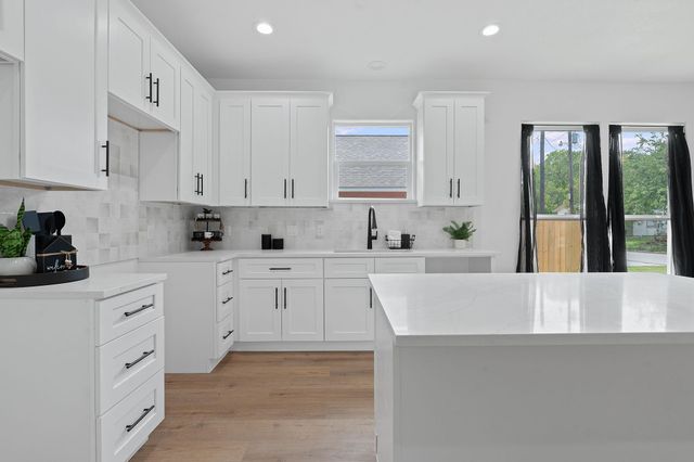 738 Chihuahua ST, Lockhart, TX 78644