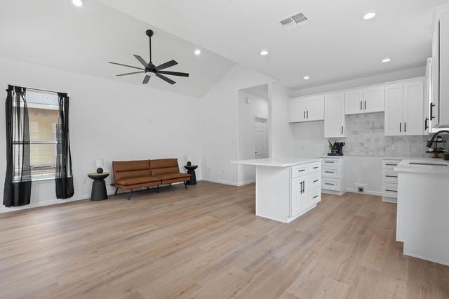 738 Chihuahua ST, Lockhart, TX 78644