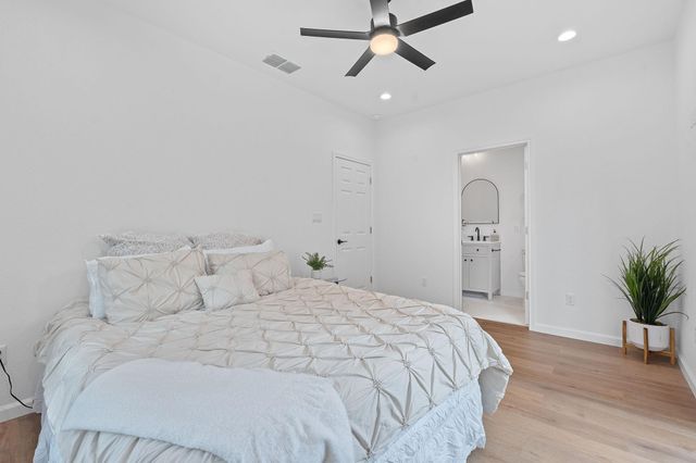 738 Chihuahua ST, Lockhart, TX 78644