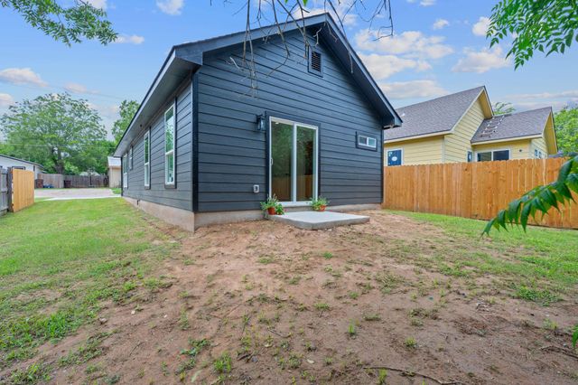 738 Chihuahua ST, Lockhart, TX 78644