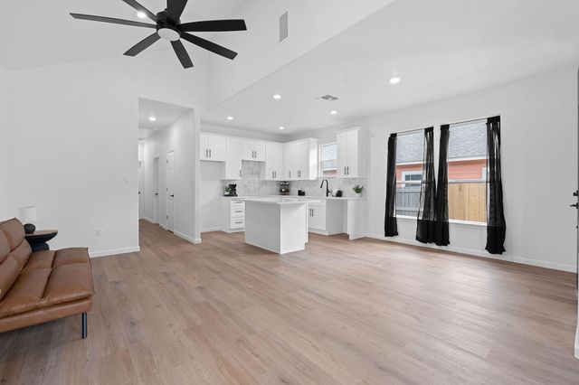 738 Chihuahua ST, Lockhart, TX 78644