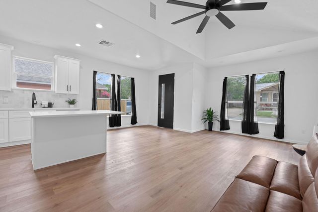 738 Chihuahua ST, Lockhart, TX 78644