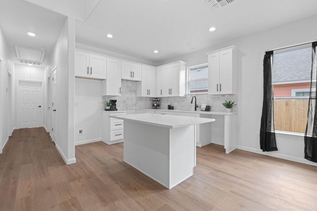 738 Chihuahua ST, Lockhart, TX 78644