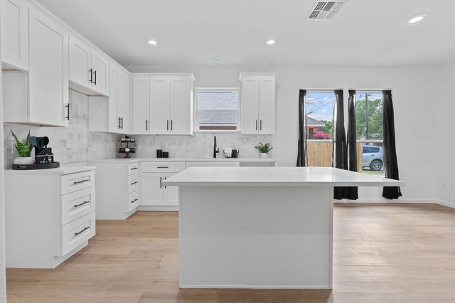 738 Chihuahua ST, Lockhart, TX 78644
