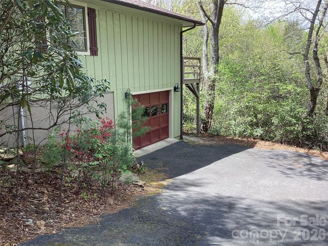 31 Rhododendron Road, Black Mountain, NC 28711