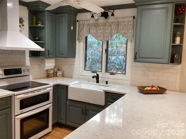 31 Rhododendron Road, Black Mountain, NC 28711