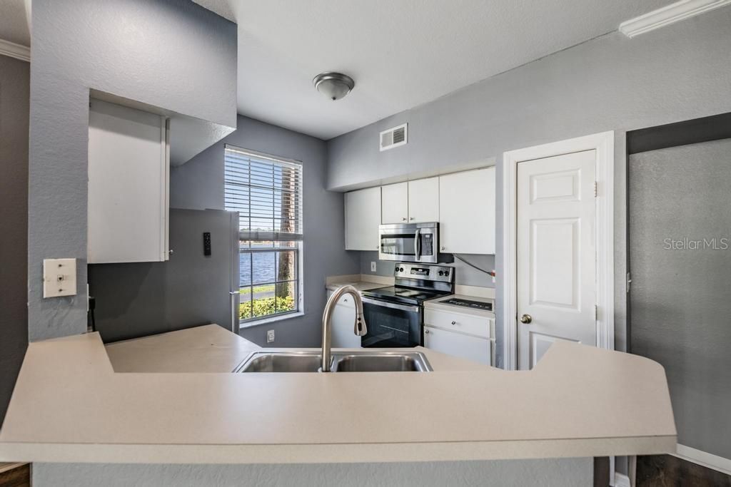 Image 17 of property listing at 9552 LAKE CHASE ISLAND WAY 9552, Tampa, FL 33626