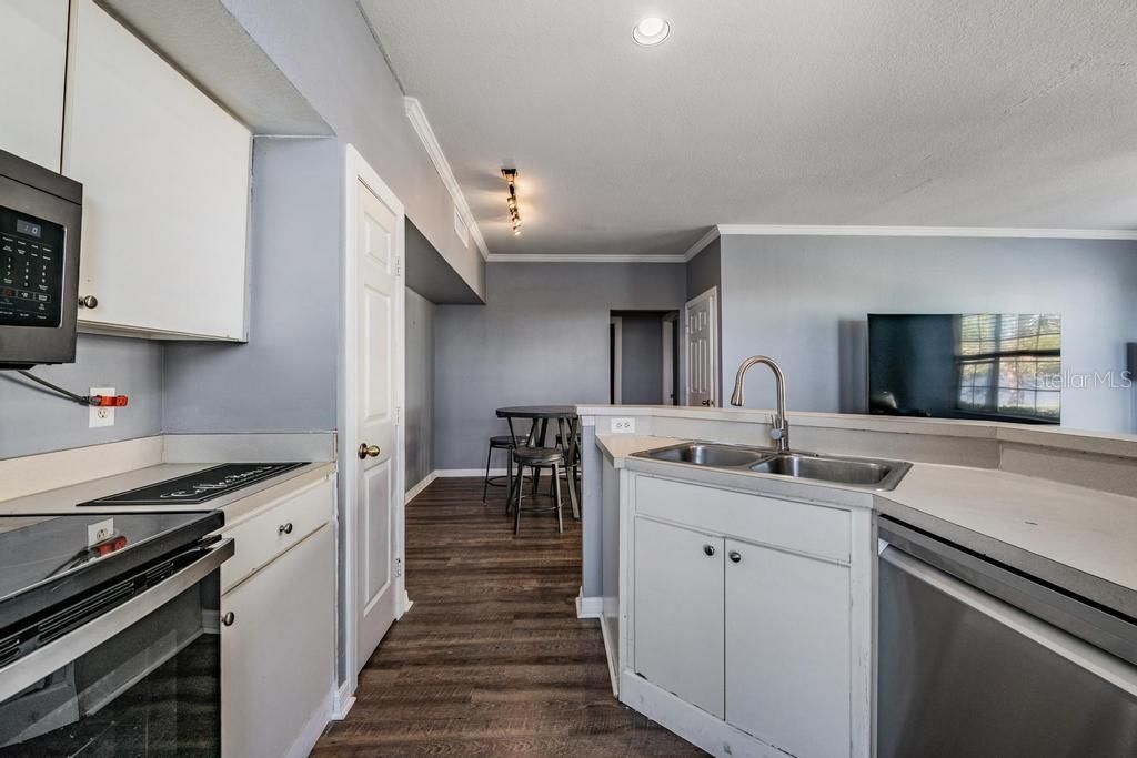 Image 19 of property listing at 9552 LAKE CHASE ISLAND WAY 9552, Tampa, FL 33626