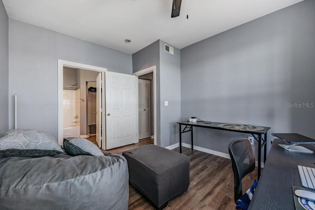 Image 28 of property listing at 9552 LAKE CHASE ISLAND WAY 9552, Tampa, FL 33626