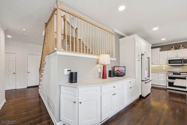 25 Francis Dr, Bridgewater Twp., NJ 08807