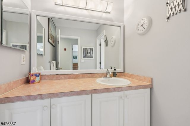 25 Francis Dr, Bridgewater Twp., NJ 08807