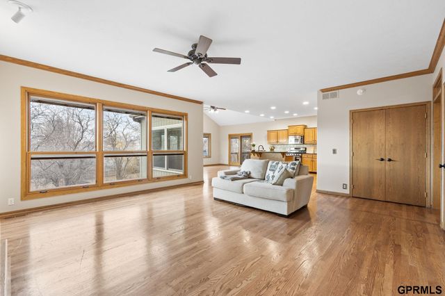 907 Woodland Avenue, Papillion, NE 68046