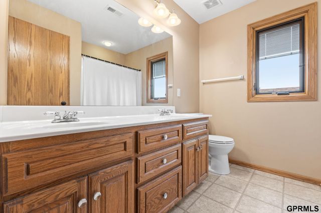 907 Woodland Avenue, Papillion, NE 68046