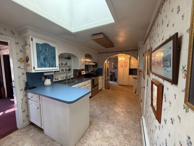 98 Greenpoint Cir, Chicopee, MA 01020