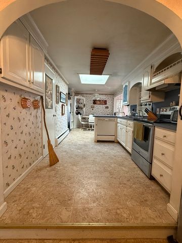 98 Greenpoint Cir, Chicopee, MA 01020