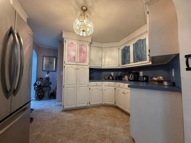 98 Greenpoint Cir, Chicopee, MA 01020