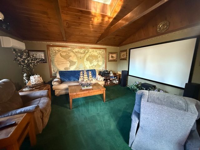 98 Greenpoint Cir, Chicopee, MA 01020