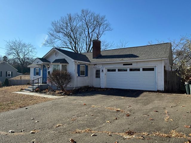 98 Greenpoint Cir, Chicopee, MA 01020