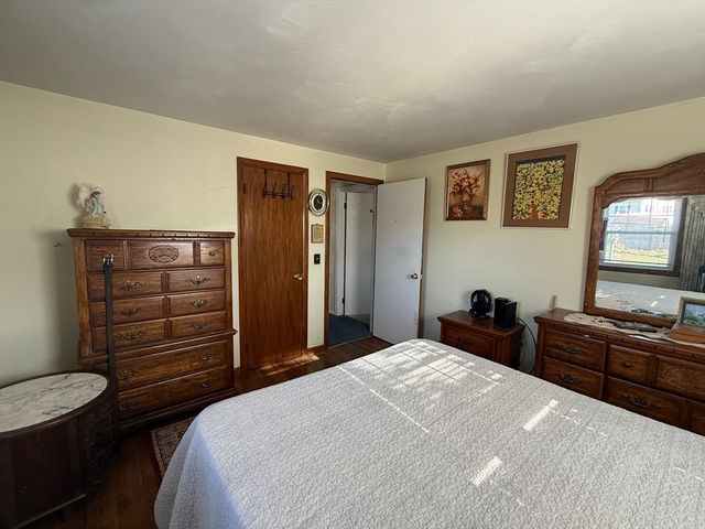 98 Greenpoint Cir, Chicopee, MA 01020