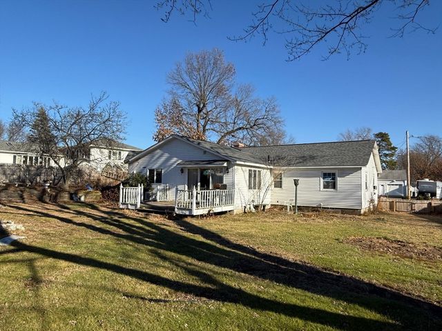 98 Greenpoint Cir, Chicopee, MA 01020